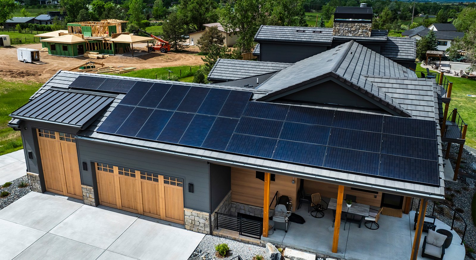 header-home-solar-array-residential-above-garage1920x1047