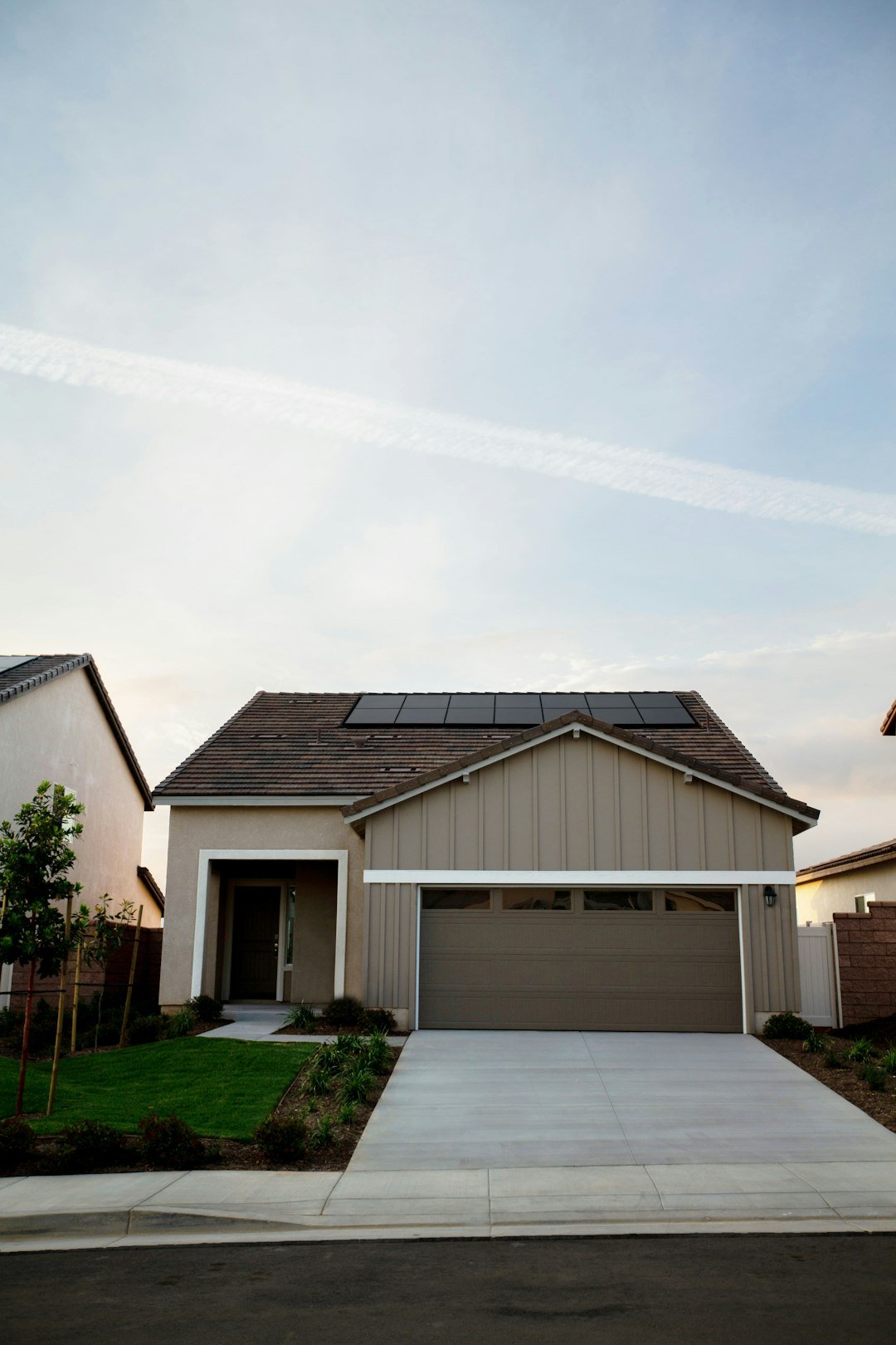 Vivint Solar - Solar Panels on small home with driveway from street.